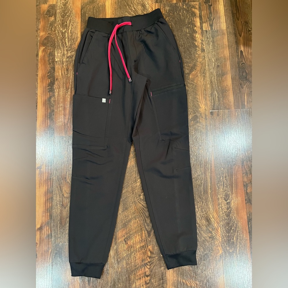 women's fabletics black-hibiscus  on-call jogger scrub pants